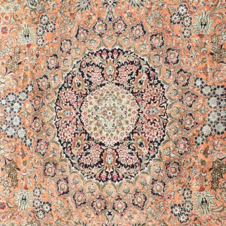 Orientteppich aus Seide. GHOM/PERSIEN, 20. Jahrhundert, 410x310 cm. - photo 3