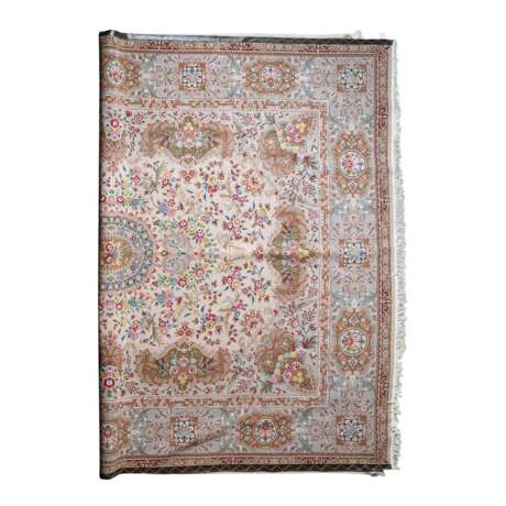 Orientteppich aus Wolle mit Seide. 20. Jahrhundert, 405x296 cm. - Foto 2