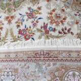 Orientteppich aus Wolle mit Seide. 20. Jahrhundert, 405x296 cm. - Foto 3