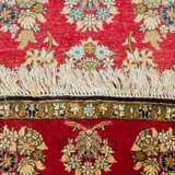 Orientteppich aus Seide. GHOM/IRAN, 20. Jahrhundert, 88x55 cm. - фото 3