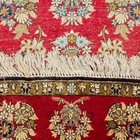 Orientteppich aus Seide. GHOM/IRAN, 20. Jahrhundert, 88x55 cm. - Foto 3
