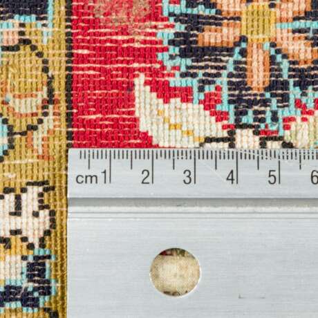 Orientteppich aus Seide. GHOM/IRAN, 20. Jahrhundert, 88x55 cm. - фото 4