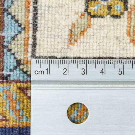 Orientteppich mit Seide. PERSIEN, 20. Jahrhundert, 223x140 cm. - фото 4