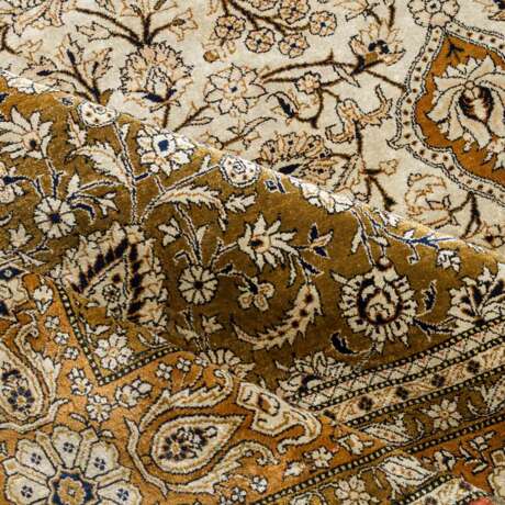 Orientteppich aus Seide. GHOM/PERSIEN, 20. Jahrhundert, 272x179. - photo 4