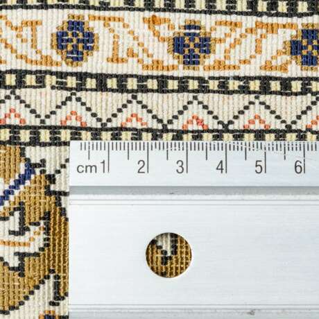 Orientteppich aus Seide. GHOM/PERSIEN, 20. Jahrhundert, 272x179. - фото 5