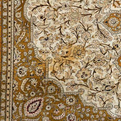 Orientteppich aus Seide. GHOM/PERSIEN, 20. Jahrhundert, 272x179. - photo 6