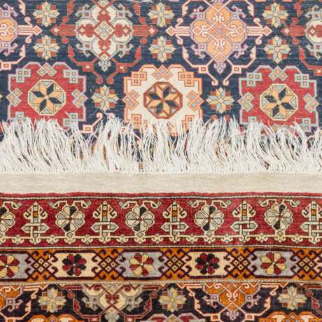 Orientteppich aus Seide. AFGHANISTAN, 20. Jahrhundert, 200x122 cm. - Foto 3