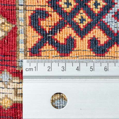 Orientteppich aus Seide. AFGHANISTAN, 20. Jahrhundert, 200x122 cm. - фото 4