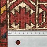 Orientteppich Ennsy. ERSARI-AFGHAN-HATSCHLOU/AFGHANISTAN, 19. Jahrhundert, ca. 188x150 cm. - Foto 4