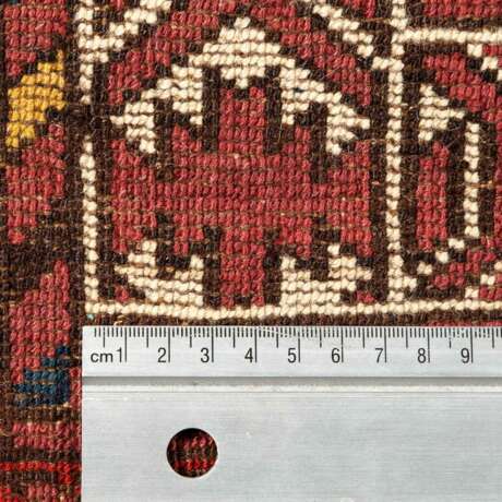 Orientteppich Ennsy. ERSARI-AFGHAN-HATSCHLOU/AFGHANISTAN, 19. Jahrhundert, ca. 188x150 cm. - Foto 4