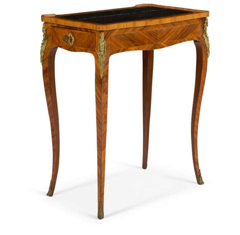 A LOUIS XV ORMOLU-MOUNTED TULIPWOOD TABLE A ECRIRE - фото 3