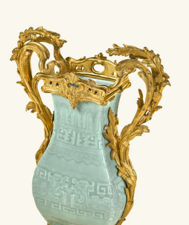 A LOUIS XV ORMOLU-MOUNTED CHINESE CELADON PORCELAIN VASE - Foto 4 A LOUIS XV ORMOLU-MOUNTED CHINESE CELADON PORCELAIN VASE - Foto 4