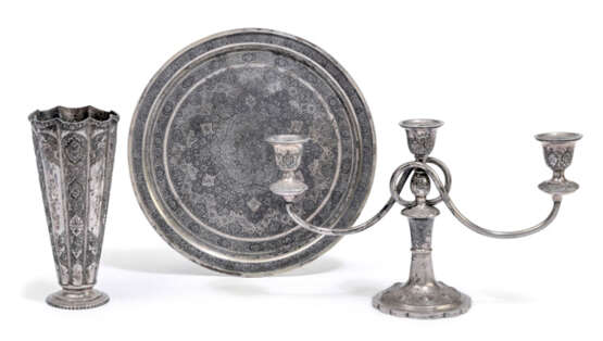 Vase, Leuchter und Tablett aus Silber - фото 1