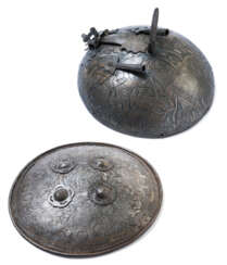 Schild "dhal" und Fragment eines Helms "Khula Kud"