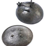 Schild "dhal" und Fragment eines Helms "Khula Kud" - photo 1