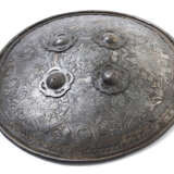 Schild "dhal" und Fragment eines Helms "Khula Kud" - фото 3