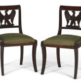 A PAIR FEDERAL CARVED MAHOGANY EAGLE-BACK SIDE CHAIRS - фото 1