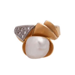 Design ring with large natural pearl,