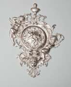 Métal blanc. &Eacute;tag&egrave;re en fonte avec des anges