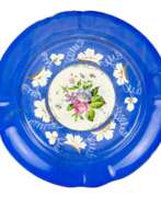 Faïence. Plat decoratif Fleurs. Usine Gardner, Russie, XIXe si&egrave;cle. 