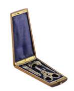 Métal blanc. Sewing kit