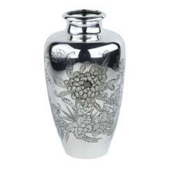 SILVER VASE MITSUMURA WITH CHRYSANTHEMUM ENGRAVING. JAPAN, 20TH CENTURY