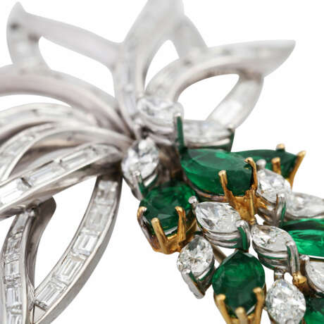 Hochfeine Juwelenbrosche mit 6 Smaragden im Navetteschliff, zusammen ca. 2,7 ct, - Foto 5