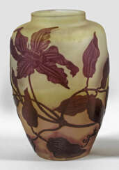 Gallé-Vase mit Clematisdekor