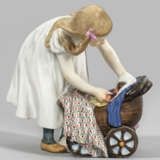 Mädchen mit Puppenwagen - photo 1