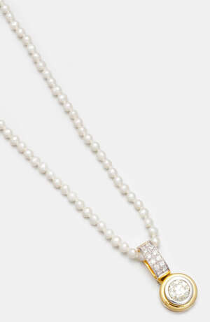 Diamant-Solitäranhänger mit feiner Perlenkette - Foto 1