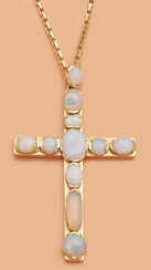 Kreuzanhänger mit Opalen