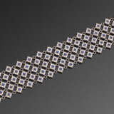 Elegantes Manschette-Armband mit Saphiren und Diamantbesatz - фото 1