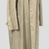 Klassischer Burberry-Mantel mit Hose - photo 1