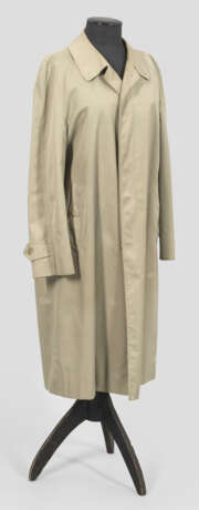 Klassischer Burberry-Mantel mit Hose - фото 1
