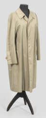Klassischer Burberry-Mantel mit Hose