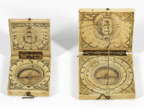 Zwei Taschen-Sonnenuhren mit Kompass - photo 1