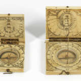 Zwei Taschen-Sonnenuhren mit Kompass - Foto 1