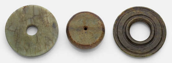 Drei Jadescheiben im archaischen Stil - Foto 1