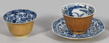 Zwei Blauweiß-Koppchen und Teller mit Café au lait Glasur