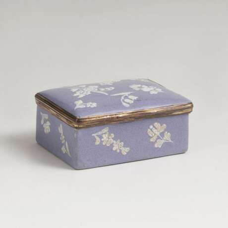 Emaille-Tabatière mit feinem Blütenrelief und Damenportät - фото 2