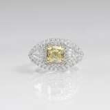 Fancy-Diamant-Ring mit Brillant-Besatz - фото 1