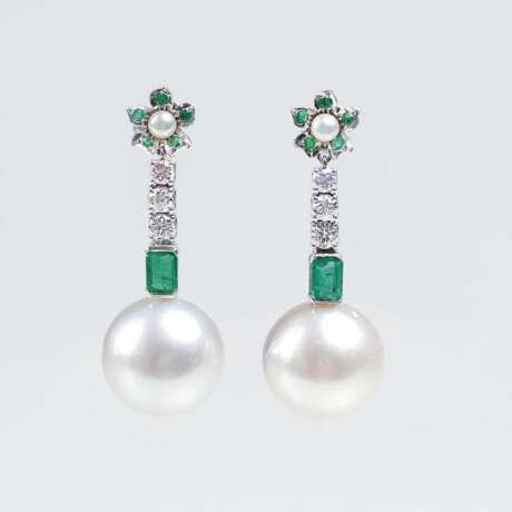 Paar Südseeperlen-Diamant-Ohrringe mit Smaragden - photo 1