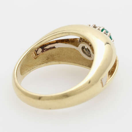 Ring besetzt mit 1 Smaragd und 8 Brillanten. - фото 3