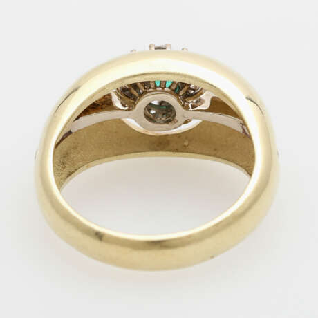 Ring besetzt mit 1 Smaragd und 8 Brillanten. - photo 4