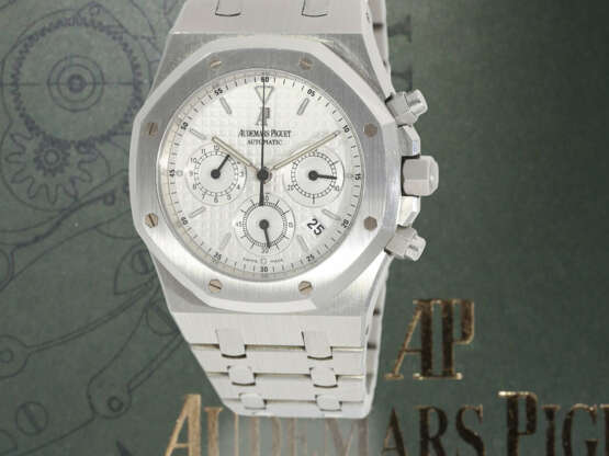 Armbanduhr: sportlicher, großer Herren-Chronograph, Audemars Piguet "Royal Oak " Ref. 26300ST.OO.1110ST, mit Box und Papieren von 2012 - фото 1