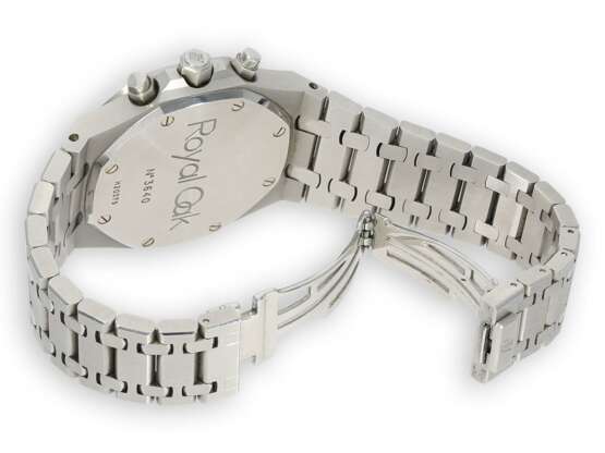 Armbanduhr: sportlicher, großer Herren-Chronograph, Audemars Piguet "Royal Oak " Ref. 26300ST.OO.1110ST, mit Box und Papieren von 2012 - Foto 2