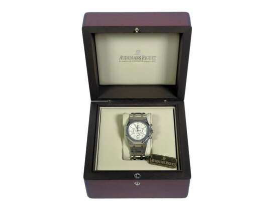Armbanduhr: sportlicher, großer Herren-Chronograph, Audemars Piguet "Royal Oak " Ref. 26300ST.OO.1110ST, mit Box und Papieren von 2012 - Foto 6