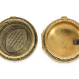Taschenuhr: schwere englische Gold/Emaille-Doppelgehäuse Taschenuhr von herausragender Qualität und originalem Wechselgehäuse, extrem frühe Zylinderhemmung sowie Achtelstunden-Repetition, William Threlkeld, London, No. 626. Londoner Hallmark 1733 - photo 2