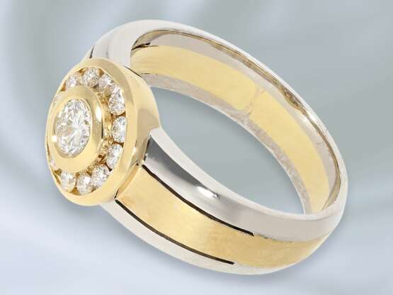 Ring: attraktiver und interessant gefertigter Bicolor Goldschmiedering mit feinsten Brillanten, 0,61ct - photo 2