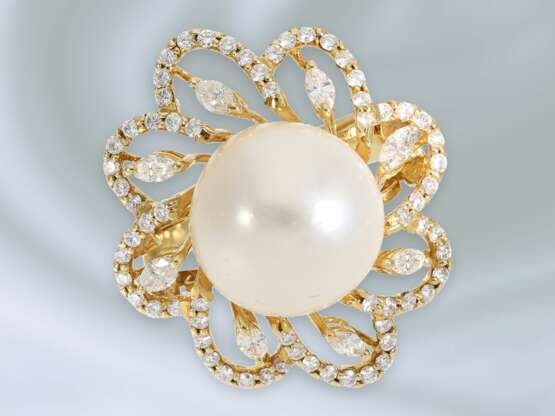 Ring: ausgefallener und dekorativ gefertigter Blütenring mit großer Zuchtperle und Diamanten/Brillanten, 18K Gold - фото 1
